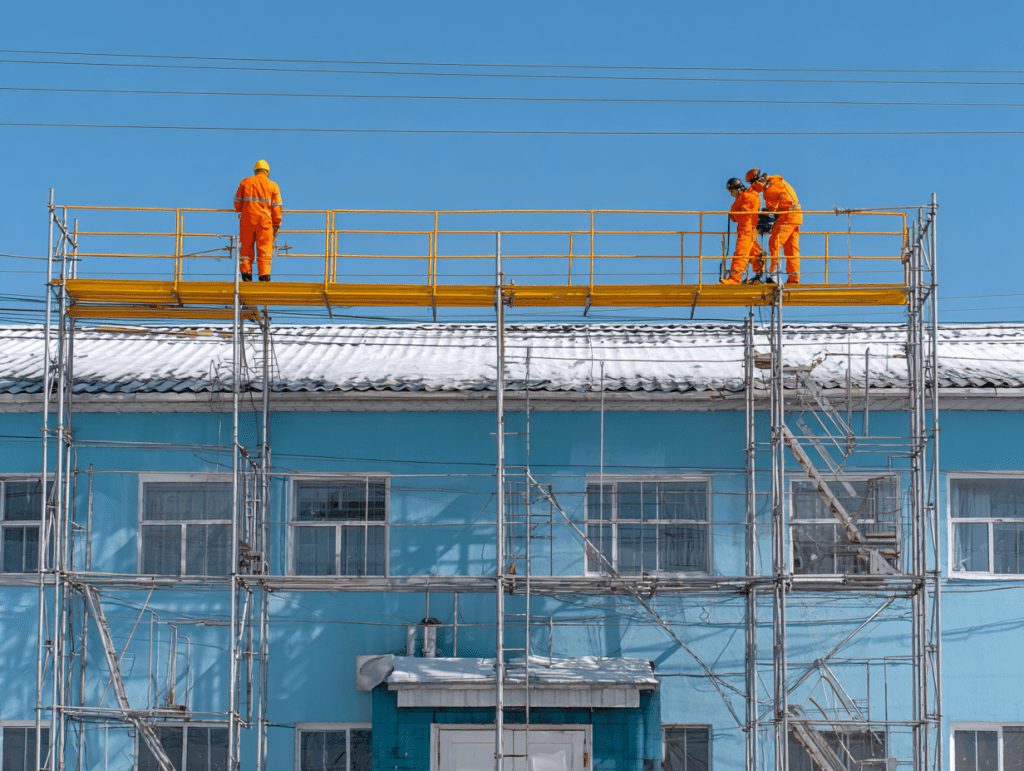 Монтаж лестниц и ограждений на кровле промышленных объектов