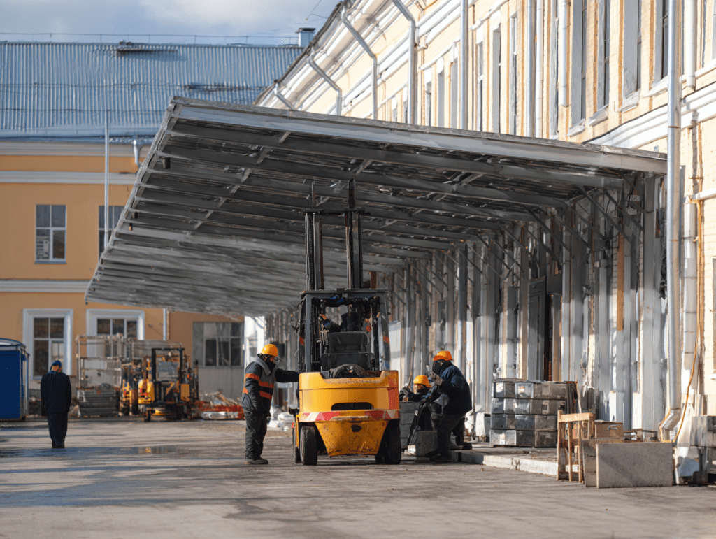 Навесы и козырьки из металлоконструкций для складов и цехов